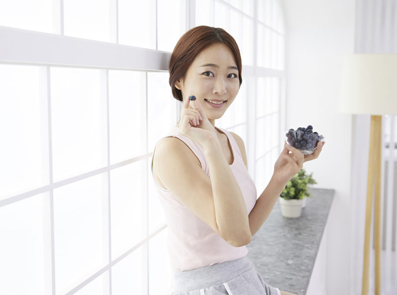 ブルーベリーを食べる女性