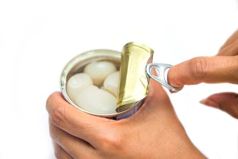 白桃缶詰を開ける所