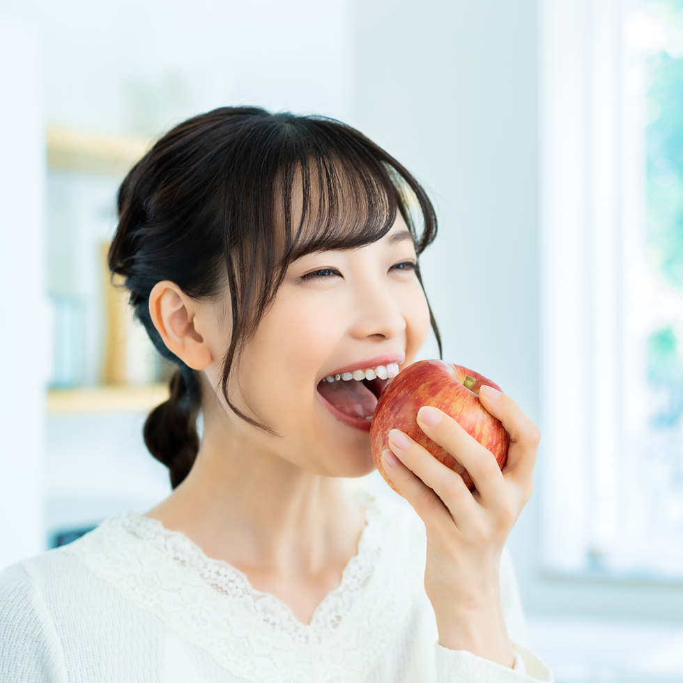 リンゴを食べる若い女性